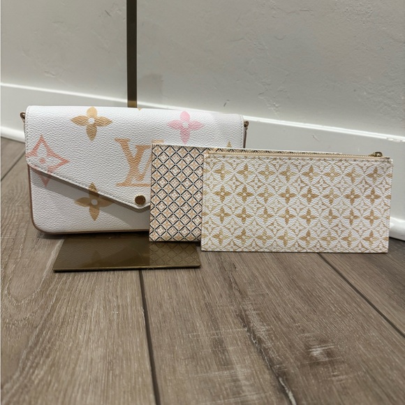 🎉SOLD🎉Louis Vuitton Chain Wallet by the Pool Pochette Felicie Monogram - Picture 2 of 7
